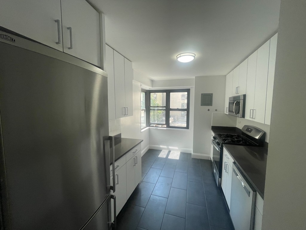 2 Bedroom in Upper East Side - Photo 2