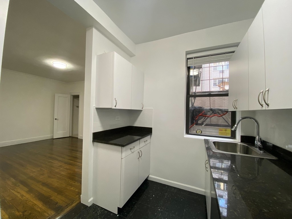 1 Bedroom in Greenwich Village - Photo 2