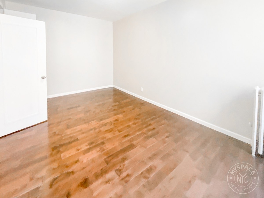 240 Crown Street - Photo 4