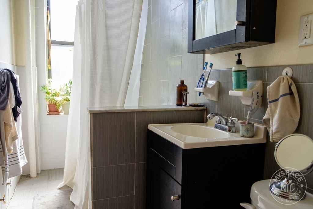 1497 Carroll Street - Photo 6