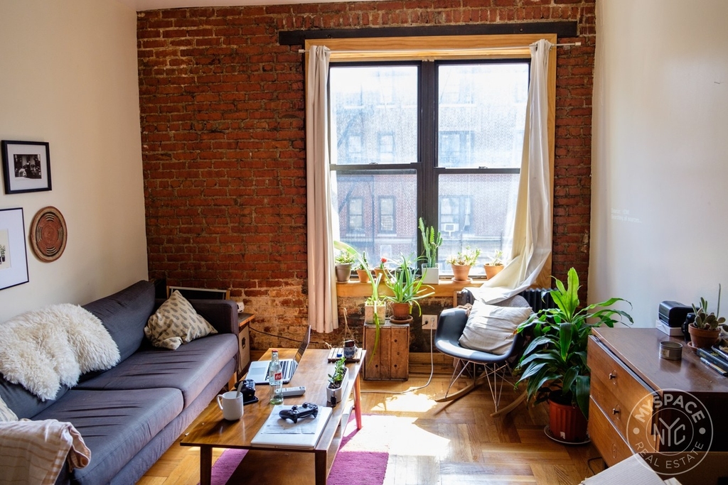 1497 Carroll Street - Photo 3