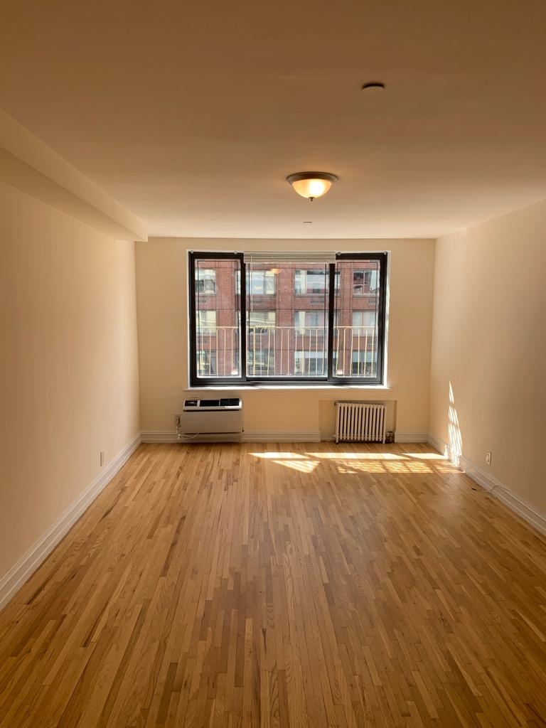 E 82 St - Photo 2