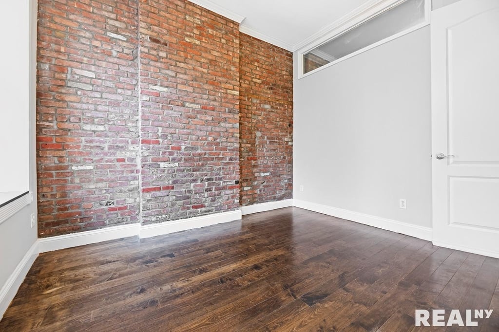 Mott Street - Photo 3