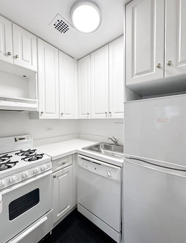 1661 York Avenue - Photo 3