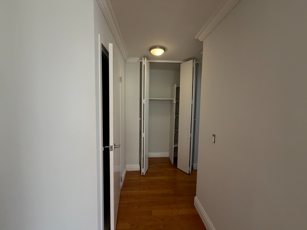 West 48th Street - Photo 9