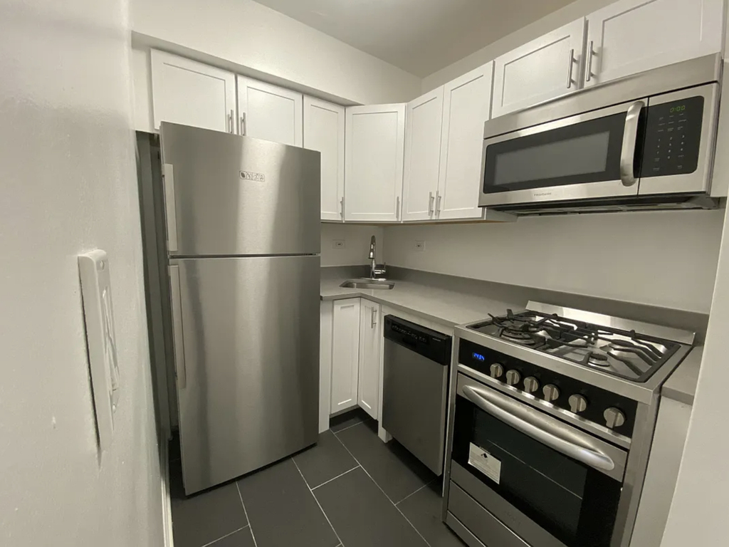 East 51st Street - Photo 4