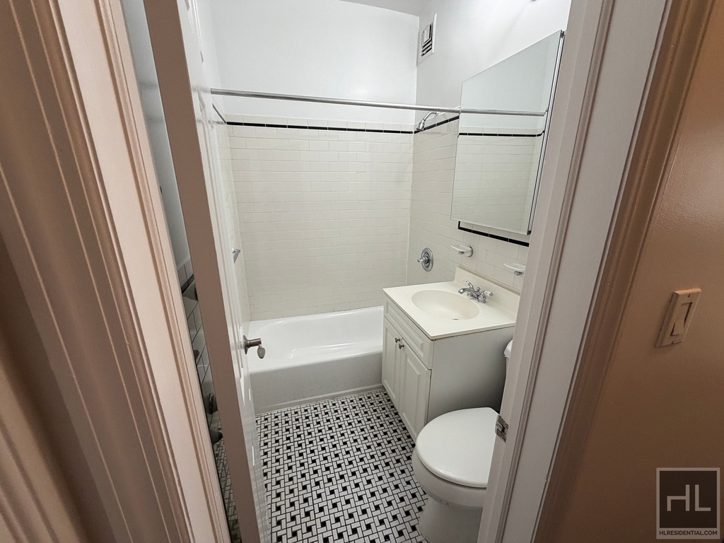 East 84th Street - Photo 7