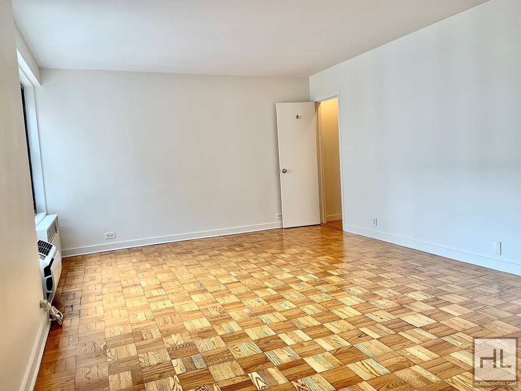Fourth Avenue - Photo 1