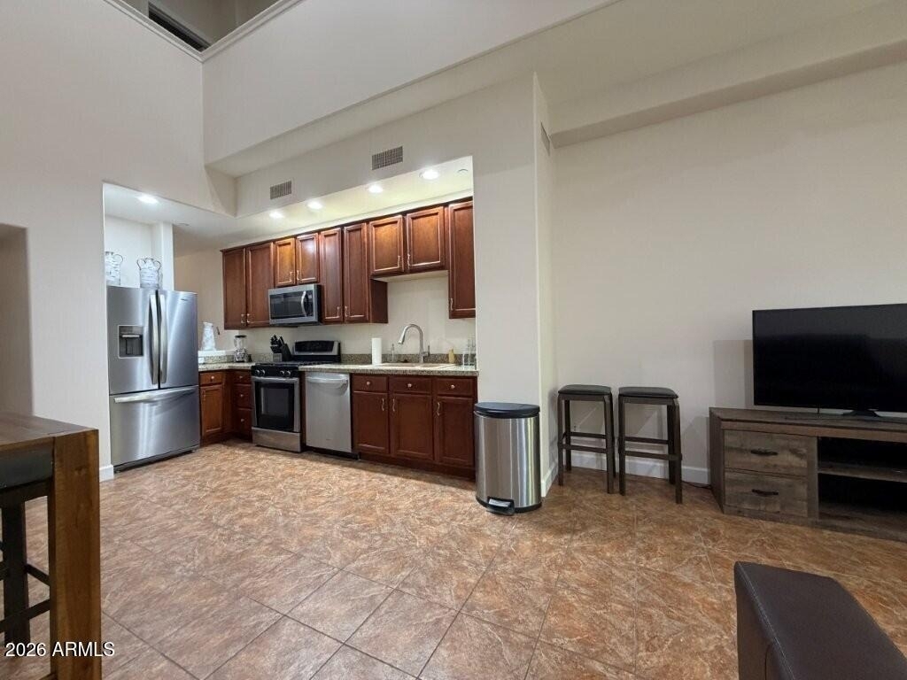 555 W 6th Street - Photo 2