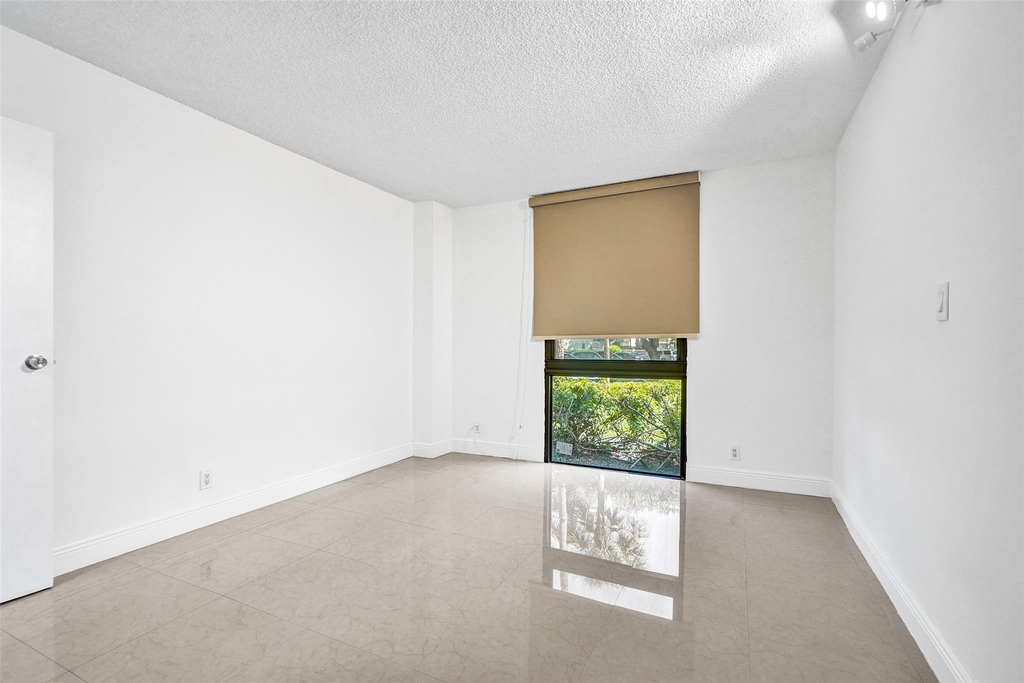 20400 W Country Club Drive - Photo 34
