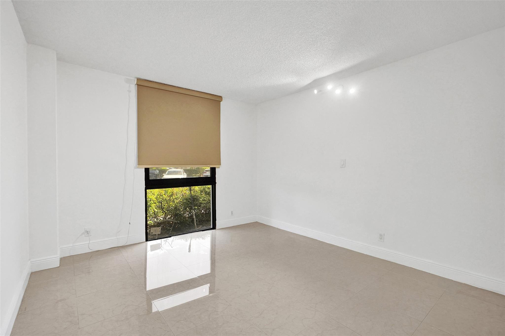20400 W Country Club Drive - Photo 35