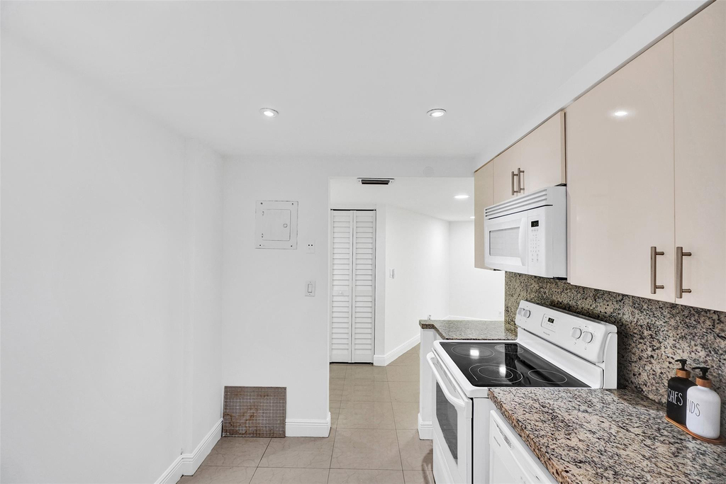 20400 W Country Club Drive - Photo 7