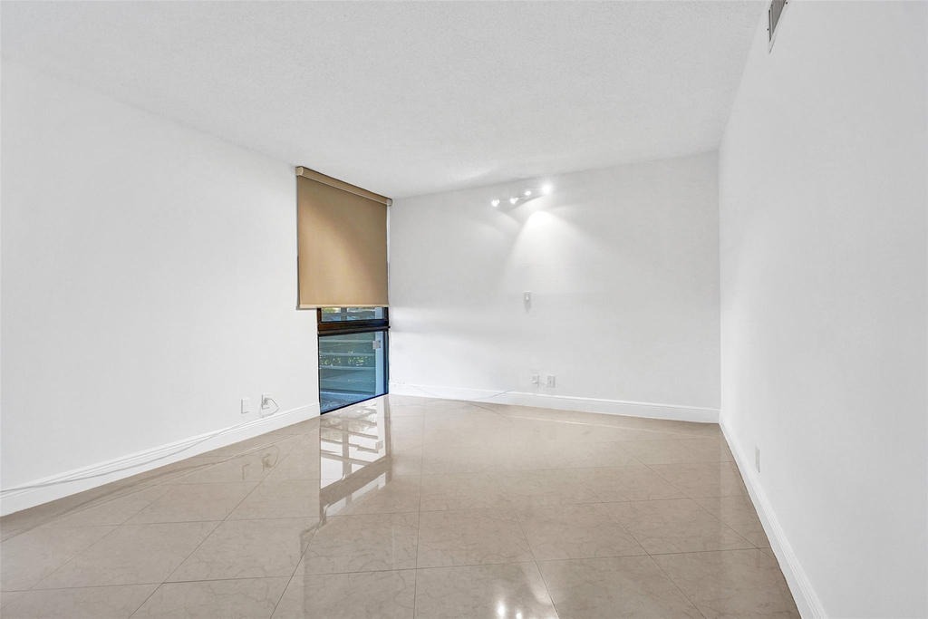 20400 W Country Club Drive - Photo 25