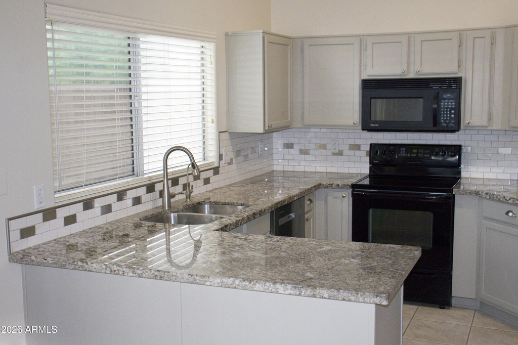 17228 N 40th Place - Photo 4