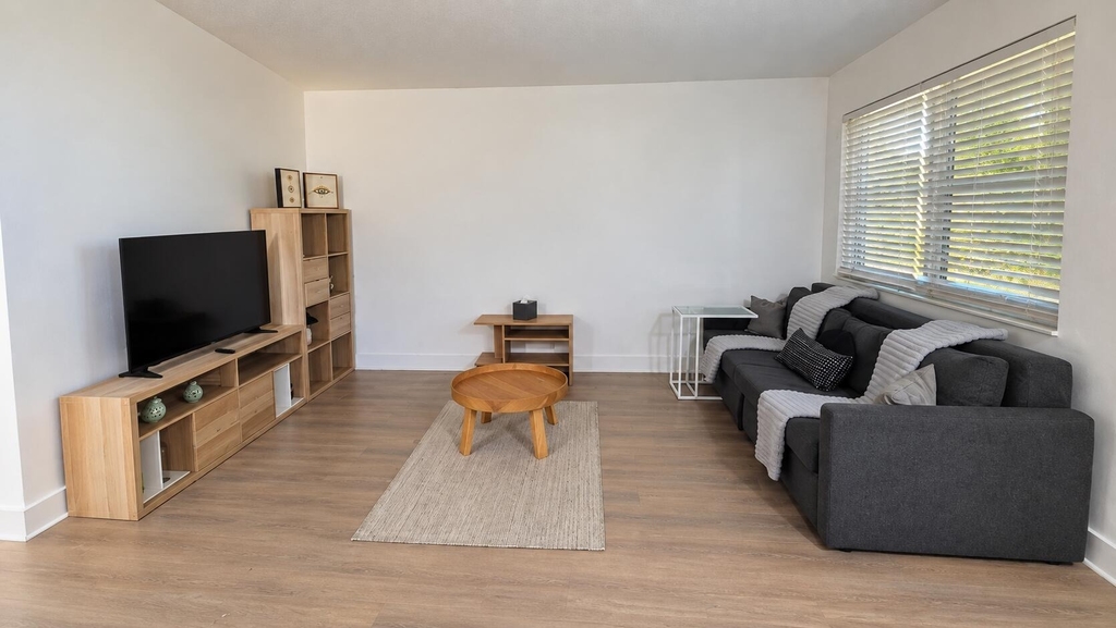 704 Ne 8th Street - Photo 1