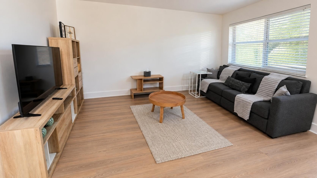 704 Ne 8th Street - Photo 2