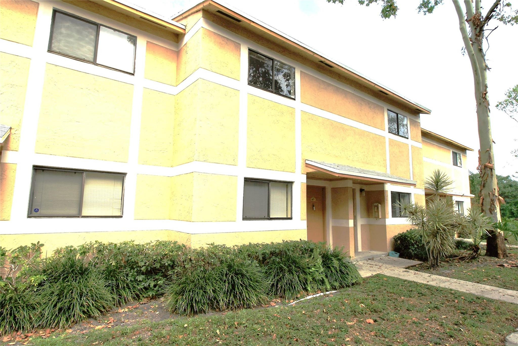 9477 Palm Circle N - Photo 7