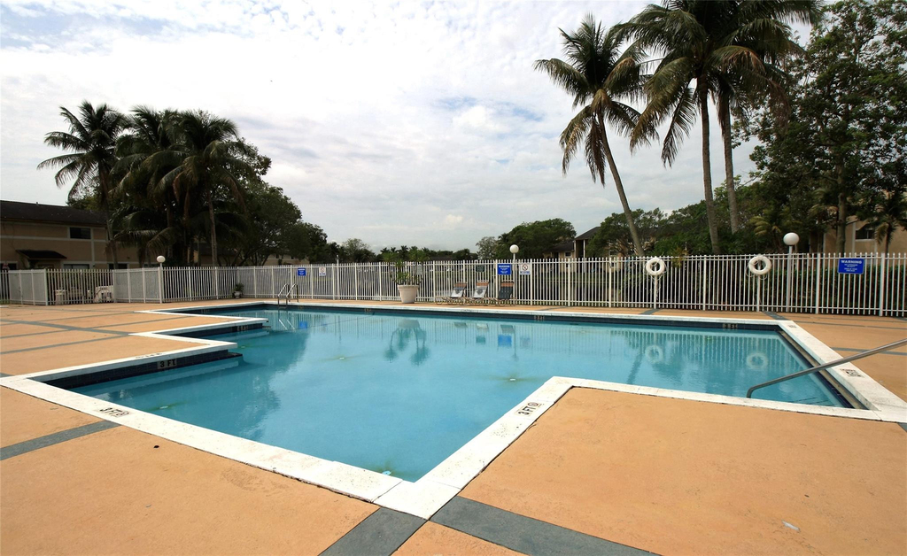 9477 Palm Circle N - Photo 8