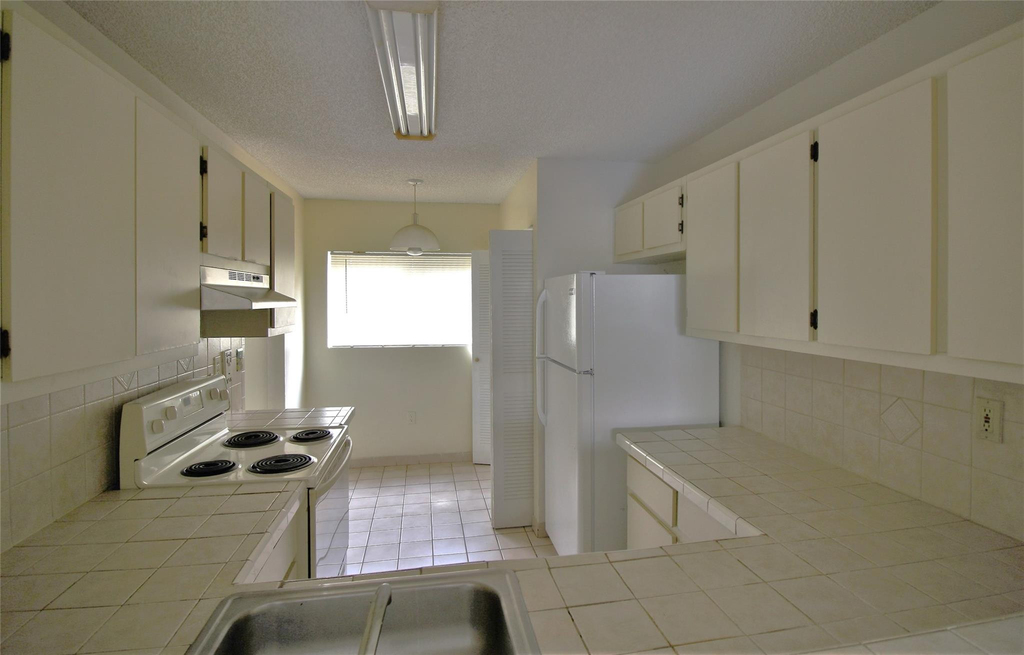 9477 Palm Circle N - Photo 17