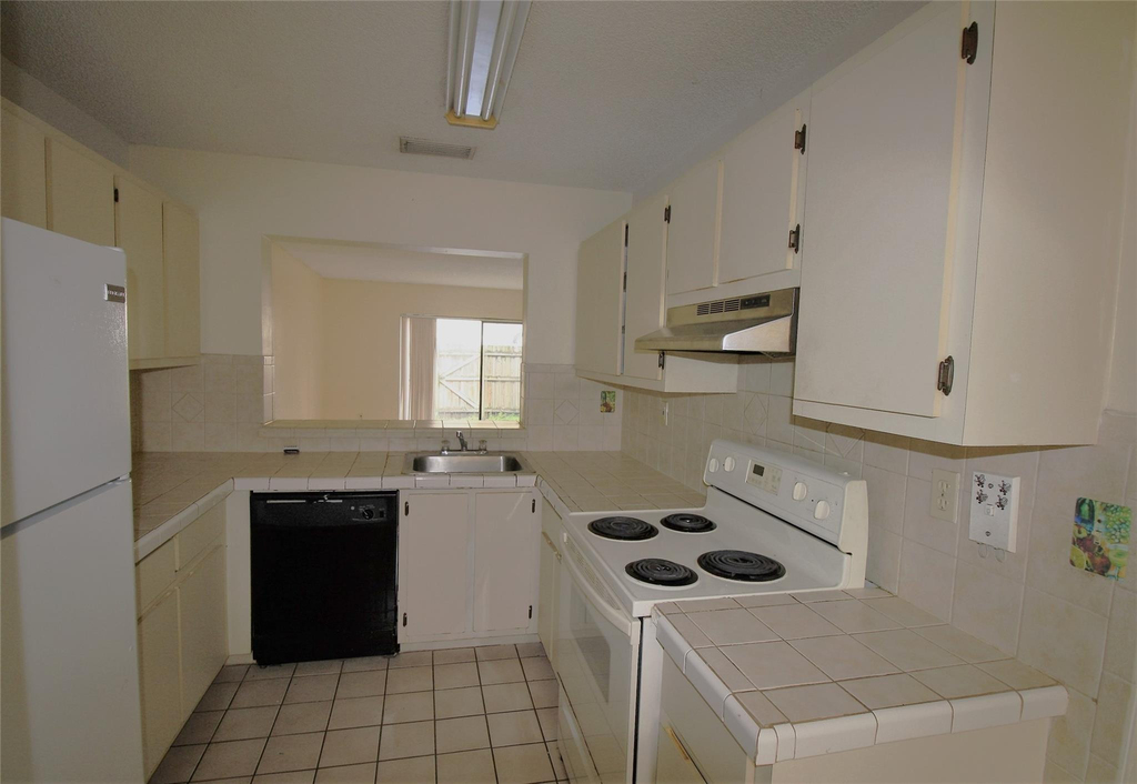 9477 Palm Circle N - Photo 9