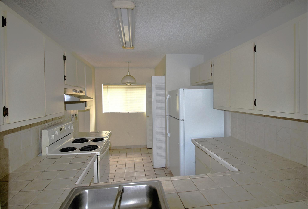 9477 Palm Circle N - Photo 2