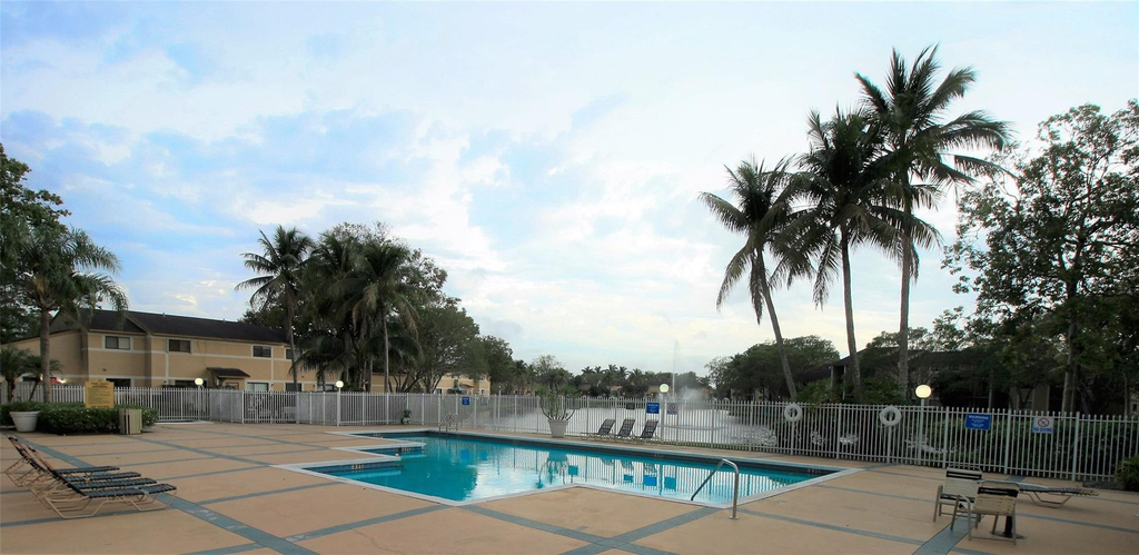 9477 Palm Circle N - Photo 1