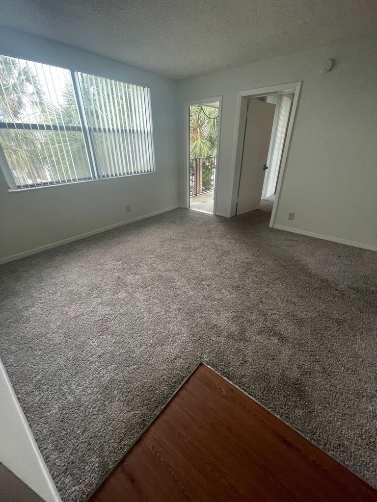 718 Executive Center Drive - Photo 2