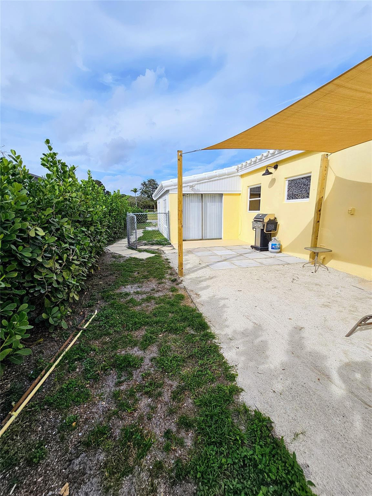 2040 Ne 174th Street - Photo 36