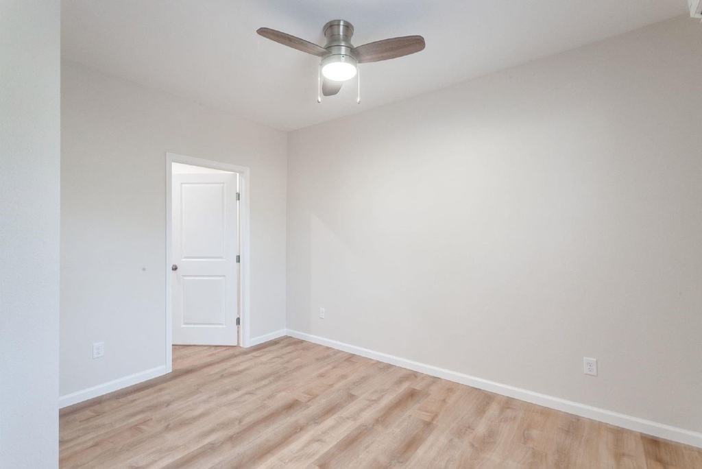 216 S Devine Street - Photo 11