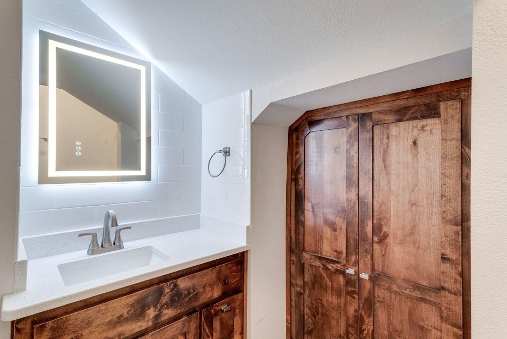 216 S Devine Street - Photo 8