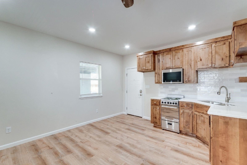 216 S Devine Street - Photo 5