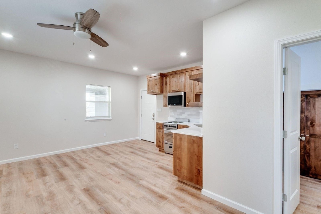 216 S Devine Street - Photo 7