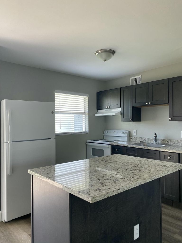 1420 Nw 2nd Street - Photo 2