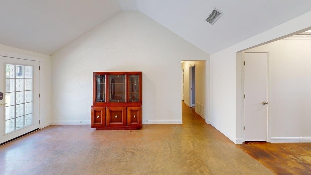 1617 Oak Creek Drive - Photo 4