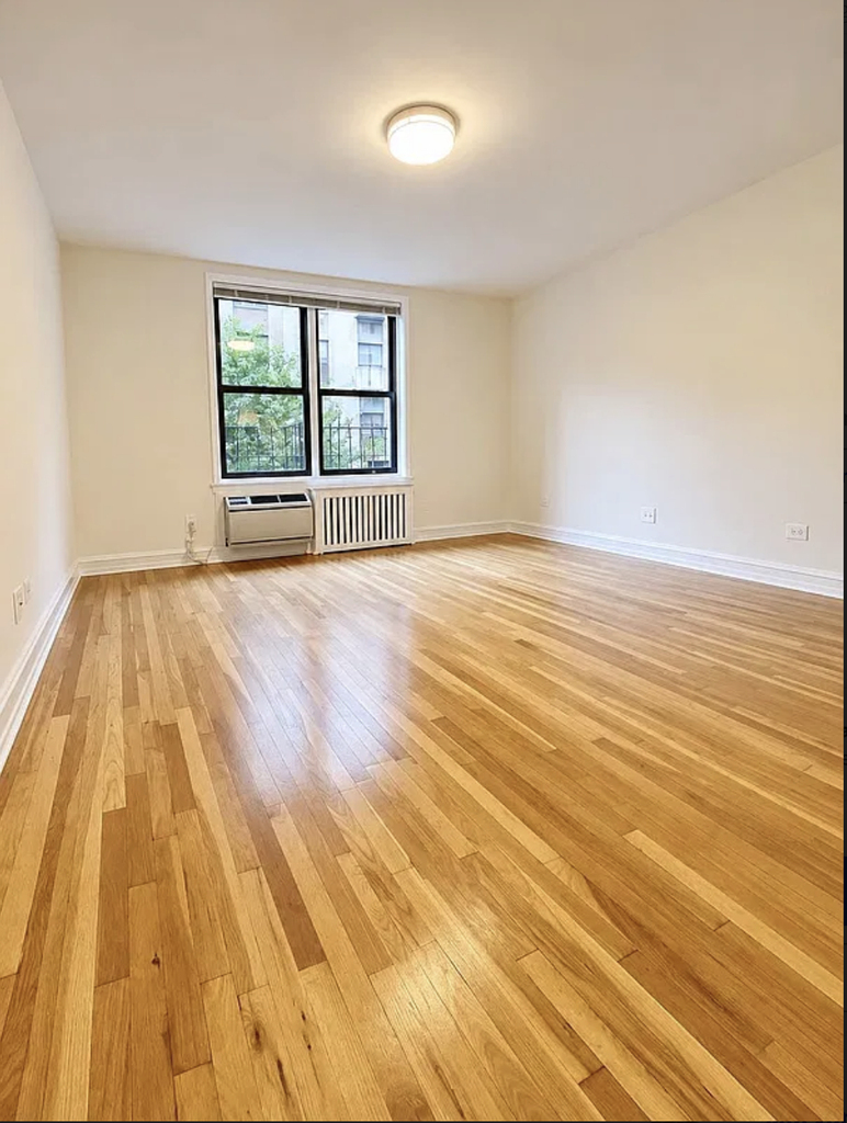 151 West 16th Street - Photo 1