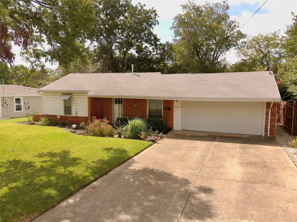 909 Hallum Street - Photo 2
