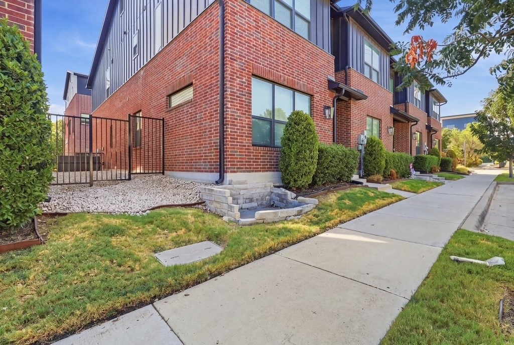2825 Stanley Avenue - Photo 3