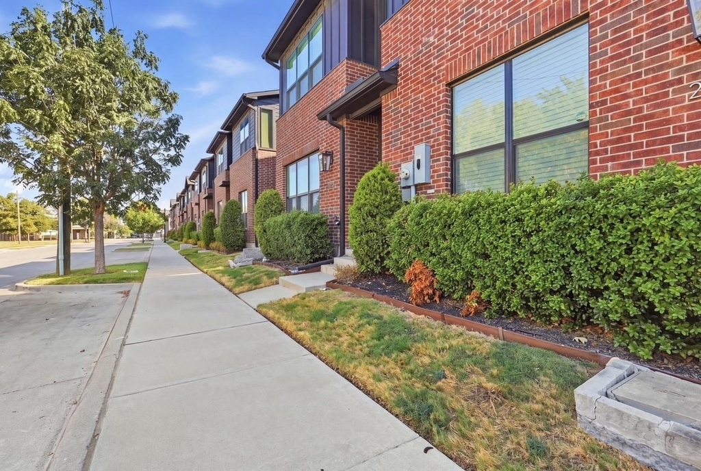 2825 Stanley Avenue - Photo 2