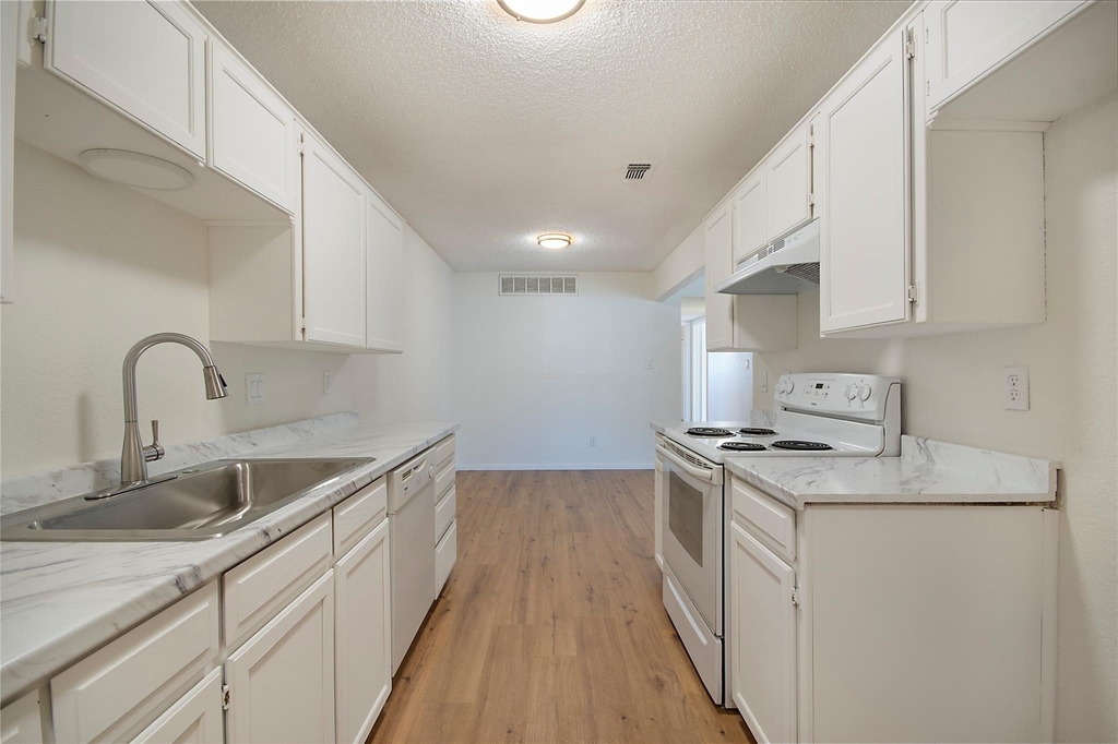 3723 Hulen Park Circle - Photo 10