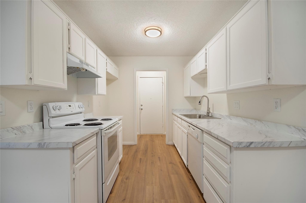 3723 Hulen Park Circle - Photo 8