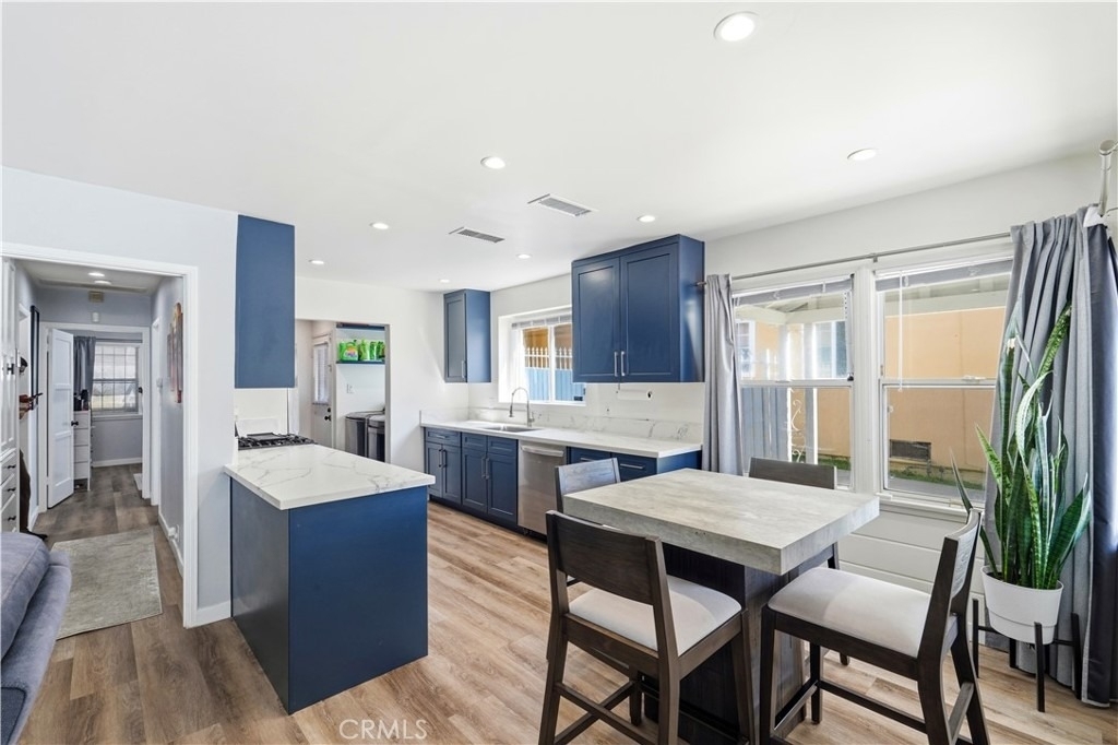 711 Stepney Street - Photo 3