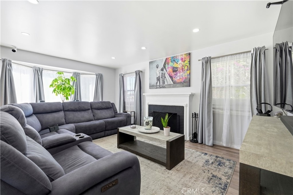711 Stepney Street - Photo 2