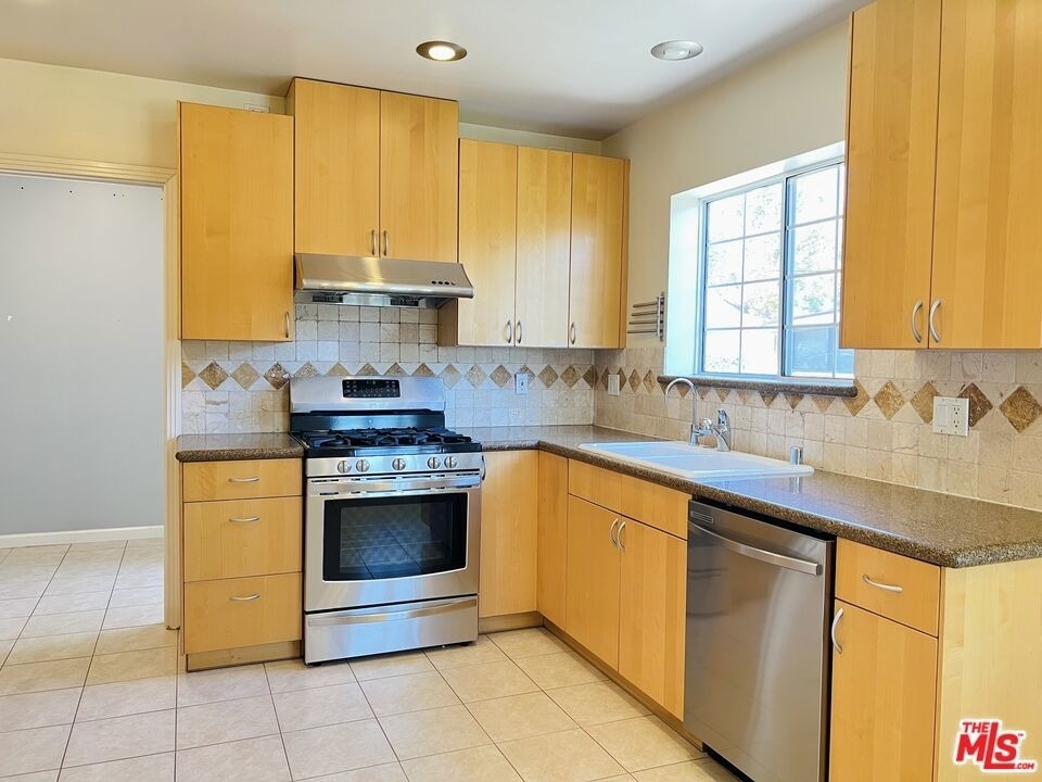 3129 Norwich Avenue - Photo 4