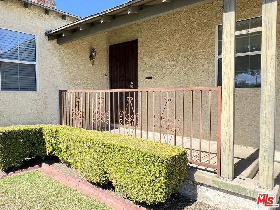3129 Norwich Avenue - Photo 1