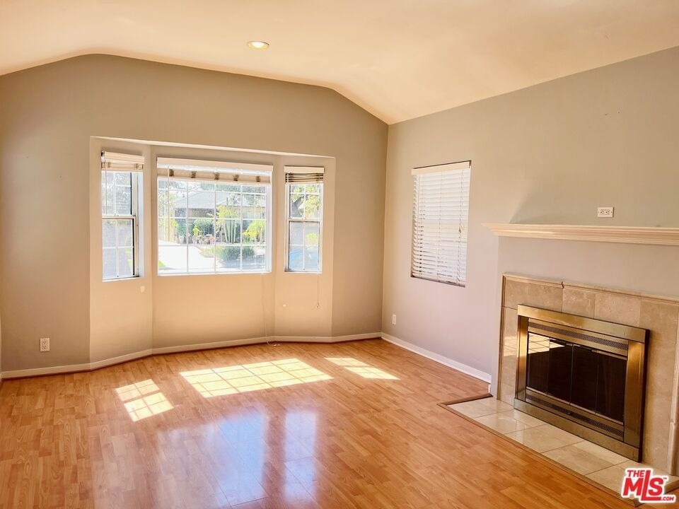 3129 Norwich Avenue - Photo 2