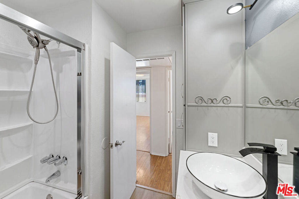 5325 Newcastle Avenue - Photo 11
