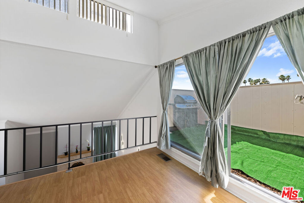 5325 Newcastle Avenue - Photo 9