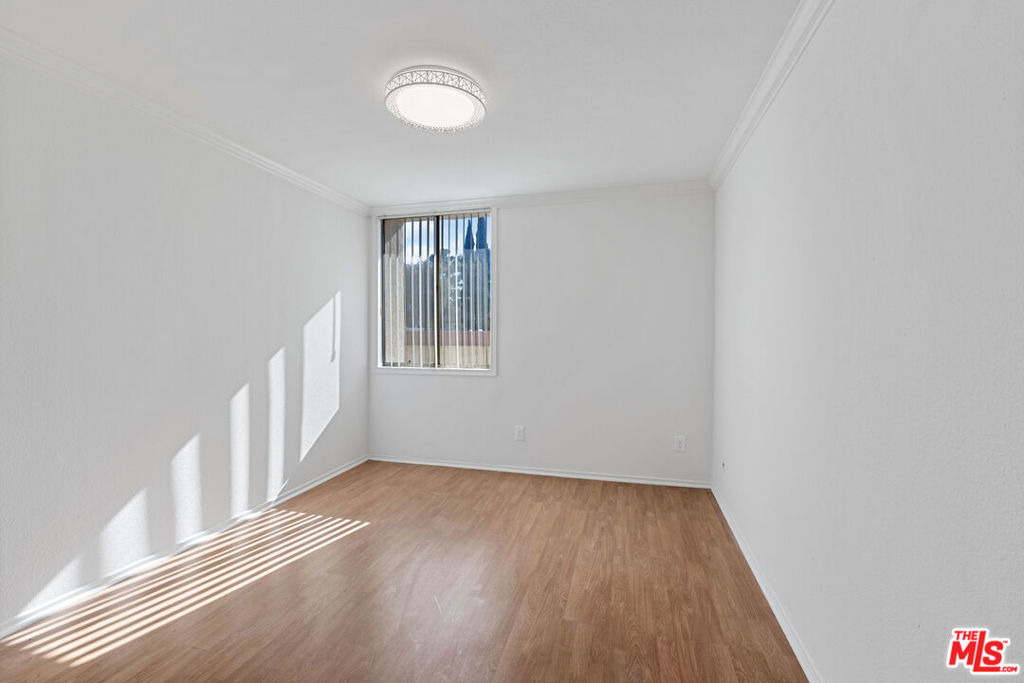 5325 Newcastle Avenue - Photo 10