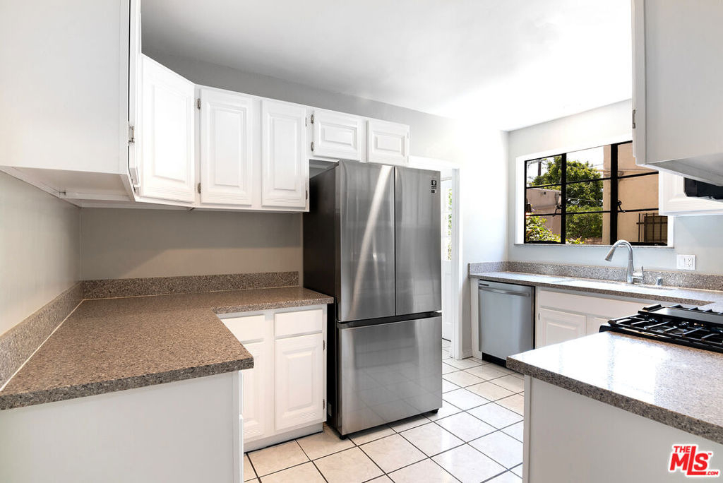 144 S Mansfield Avenue - Photo 9