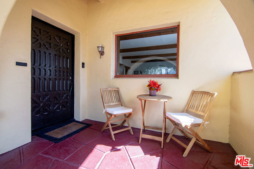 144 S Mansfield Avenue - Photo 3